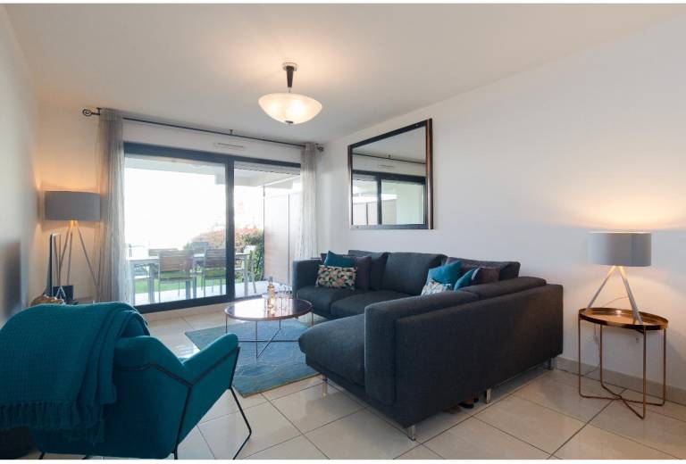 Luxurious two bedroom garden apartment with stunning Cannes Marina views — photo 2