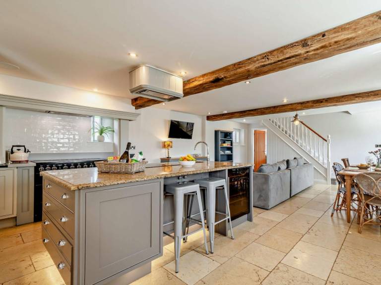 Cottage with jacuzzi, terrace & yard — photo 3