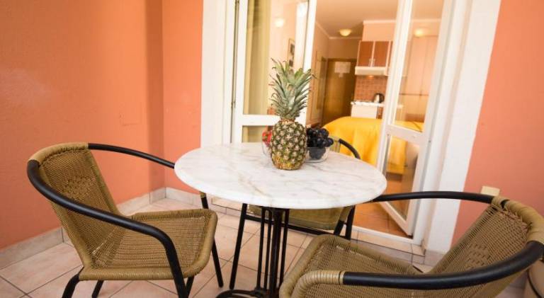 Holiday apartment with patio — photo 5