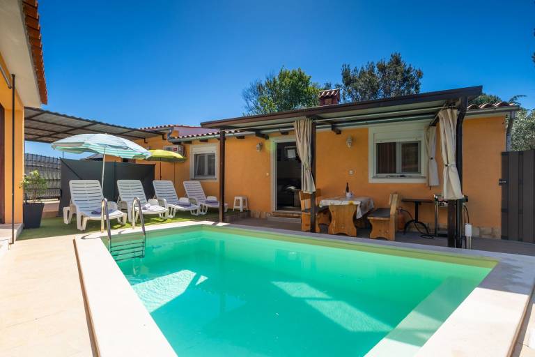 Holiday apartment with yard, private pool & terrace in Pula