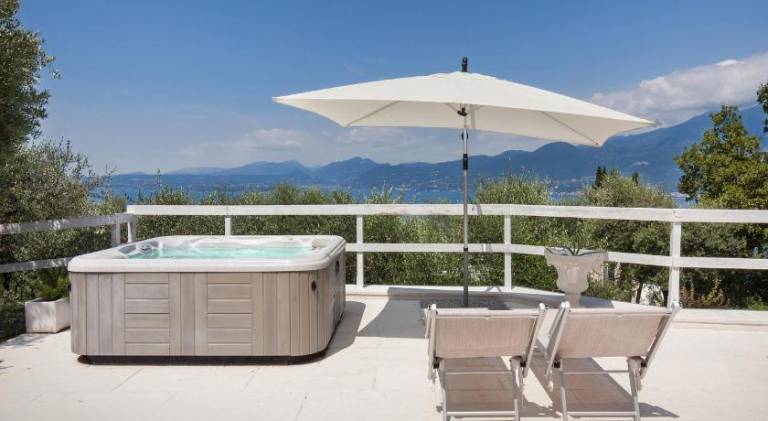House with jacuzzi, garden & grill — photo 3