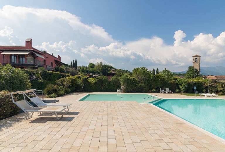 Holiday apartment with pool & patio — photo 2