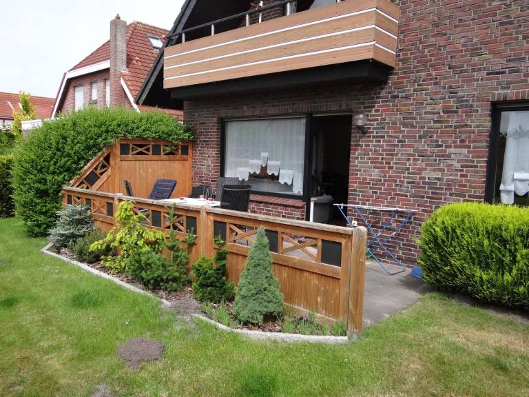 Großzügig und hell: Die Erdgeschosswohnung mit dem geräumigen Bad ist mit einem Rollstuhl befahrbar. Auf der angrenzenden Terrasse werden Sie Ihre Urlaubstage genießen. in Wittmund