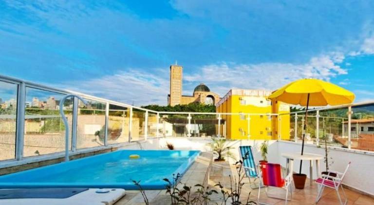 House with pool in Aparecida