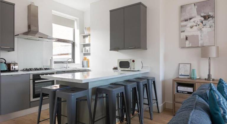 Luxury 2BR apartments by Luxus Fully Equipped Kitchen, Ormeau Park — photo 2
