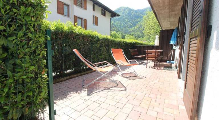 Holiday apartment with BBQ, terrace & yard — photo 3