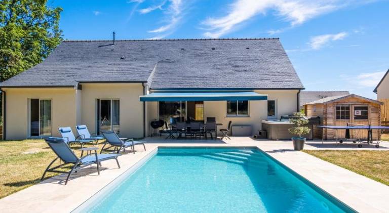 Fully equipped beautiful vacation home with terrace, grill & private pool | Dogs allowed in Saumur