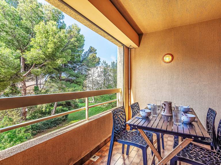 Rental apartment with yard & terrace — photo 3