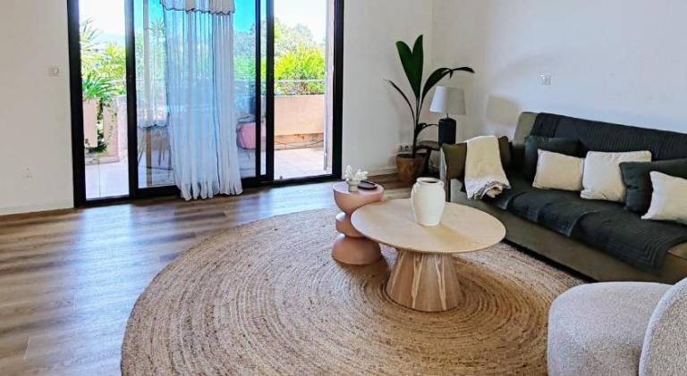 Holiday apartment with garden, terrace & pool in Biot
