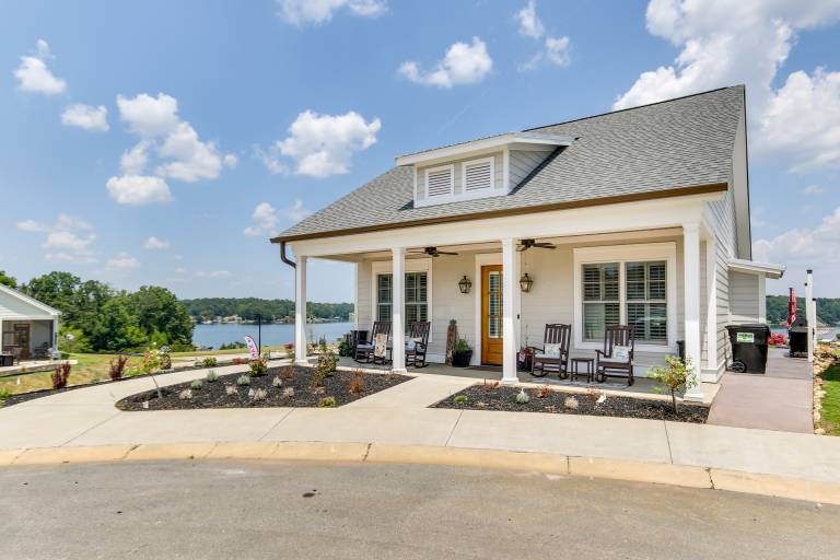Greenwood Getaway w/ Furnished Patio & Lake View in Greenwood, SC