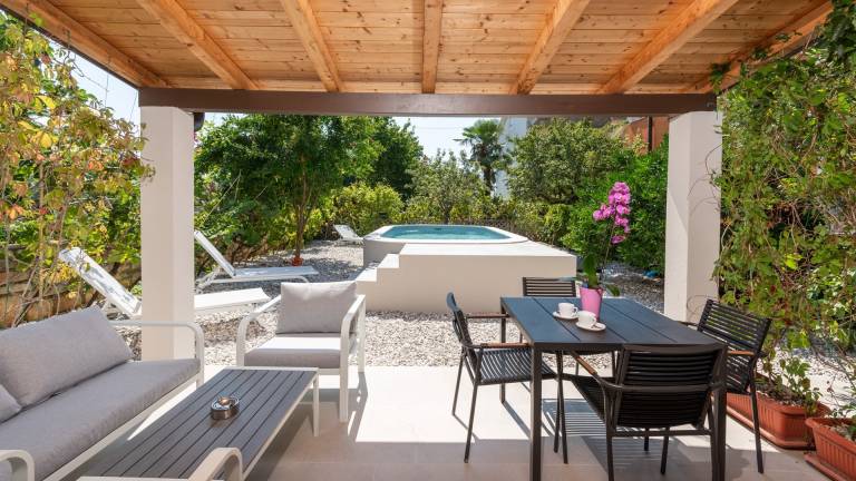 Villa with patio, private pool & barbecue — photo 5