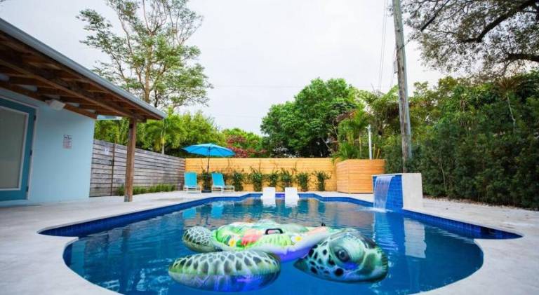 Fully equipped pleasant house with private pool & grill | Pet-friendly in Melrose