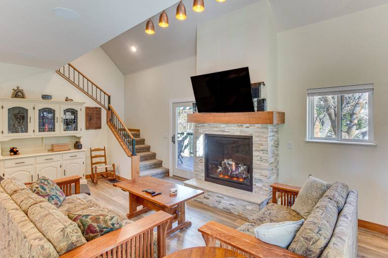 Game Room & Deck: Pet-Friendly Lake Arrowhead Home — photo 5