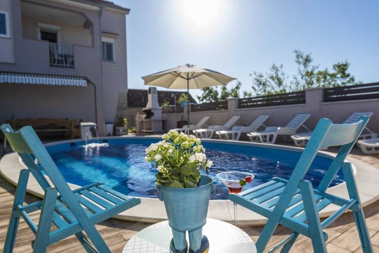 House with barbecue, yard & patio | Pool view — photo 3