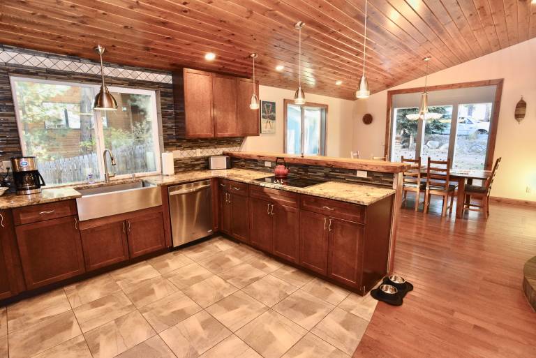 Bearadise - Pet friendly - Walk to Downtown McCall - Hot Tub - WiFi - Sleeps 10 — photo 4