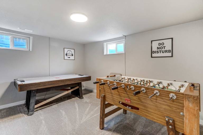 Newly Built 3BD Retreat w Mtn Views Game Room — photo 5