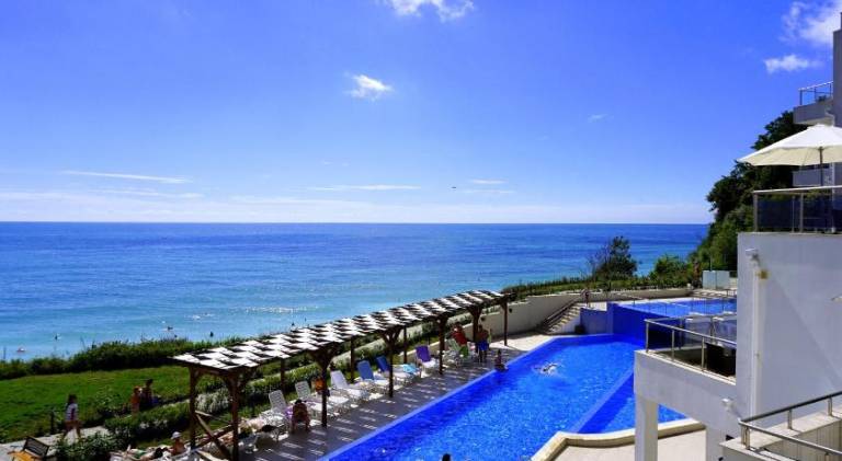 Wonderful holiday apartment with patio, yard & pool | Next to the beach | Pets allowed — photo 3