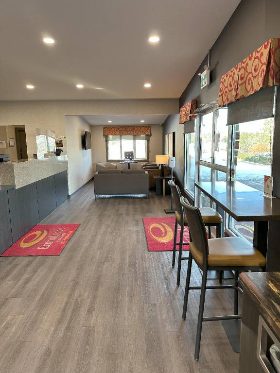 Econo Lodge Inn & Suites — photo 4