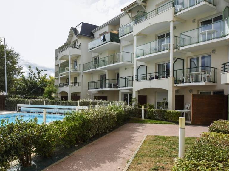 Lovely apartment with heated pool & patio | Pet-friendly in Les Sables-d'Olonne