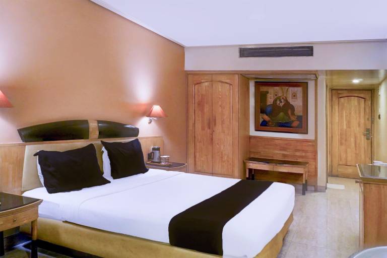 Super Townhouse Oak JM Road Formerly Krishna presidency