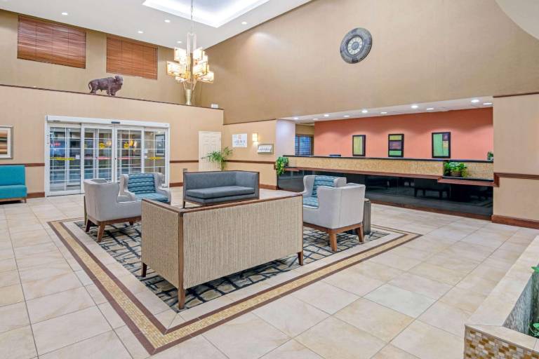 La Quinta Inn & Suites by Wyndham Lawton / Fort Sill — photo 2