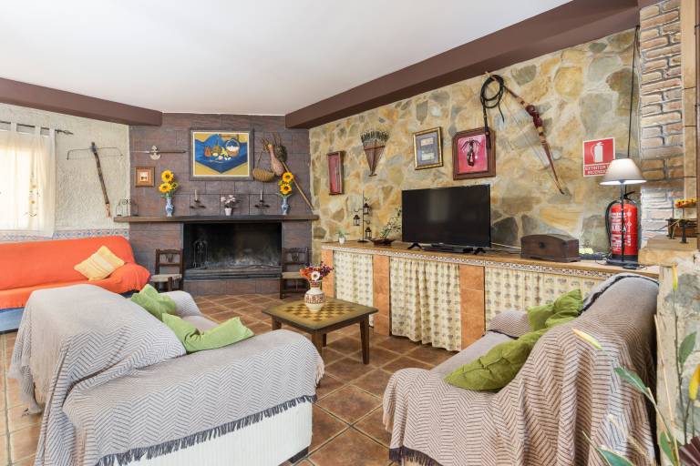Villa with patio, private pool & yard | Mountain view — photo 4