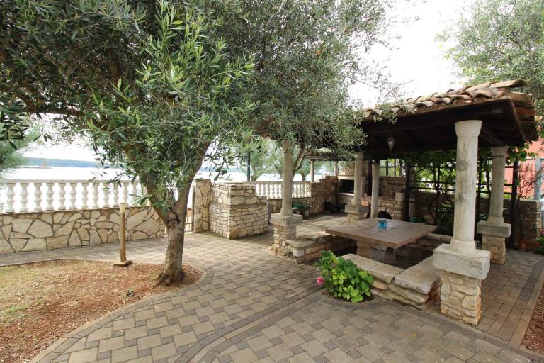 Holiday apartment with terrace and barbecue right on the coast — photo 4
