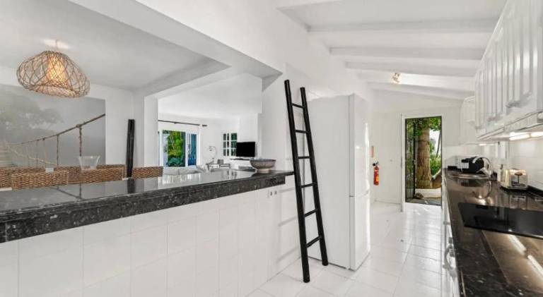 Villa in palm tree plantation, near the beach. — photo 4