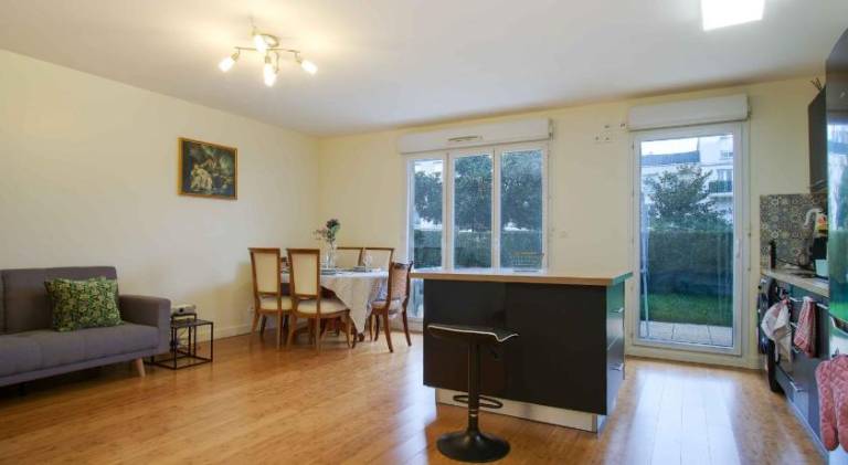 Holiday apartment with yard & patio — photo 3