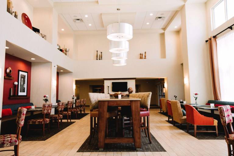 Hampton Inn & Suites Minot Airport — photo 2