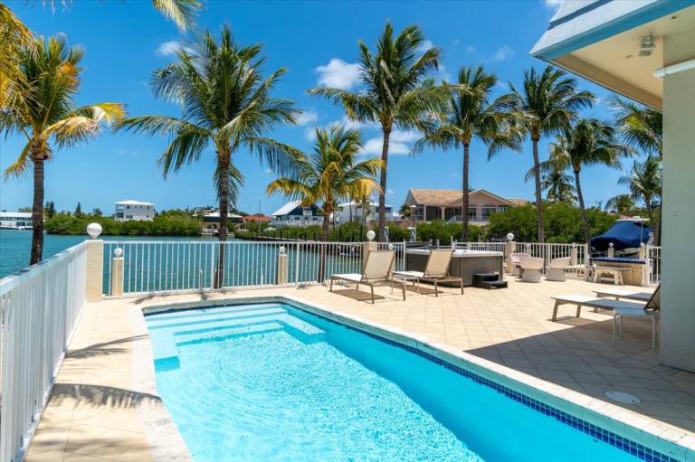 Blue Marlin House Waterfront Pool Home, Steps from the Beach, Hot Tub, 210' Dock — photo 3