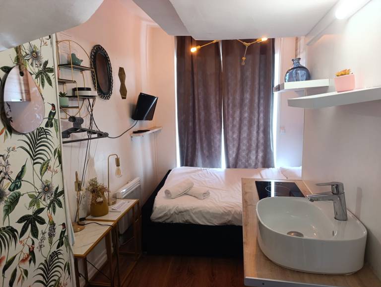 Adorable updated studio in the heart of the bustling Le Marais district — photo 3