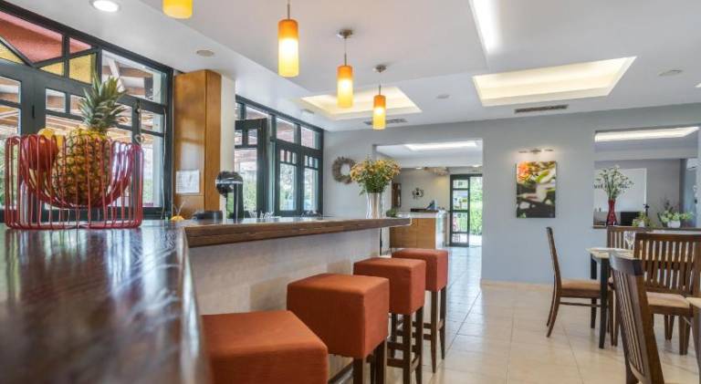 Serviced apartment with pool, yard & patio | Pet-friendly — photo 5