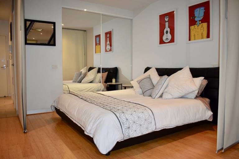 Lovely Light Filled Apt in the Heart of CBD