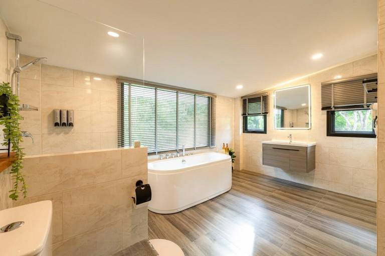 House with pool, jacuzzi & grill | Perfect for remote work — photo 2