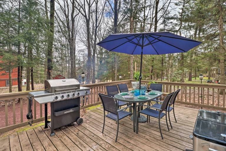 Deck & Fire Pit: Cozy Pocono Mountain Home — photo 2