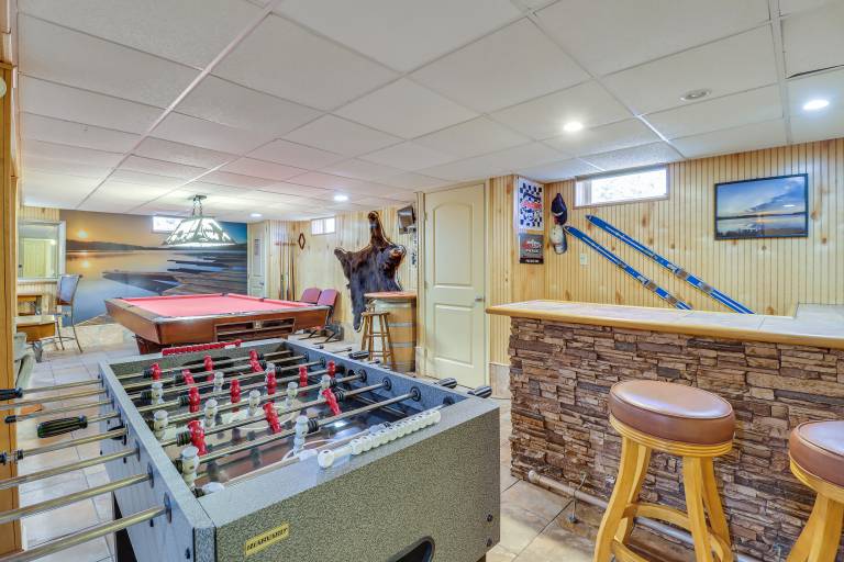 3 Mi to Big Boulder Mtn! Poconos Home w/ Game Room — photo 2
