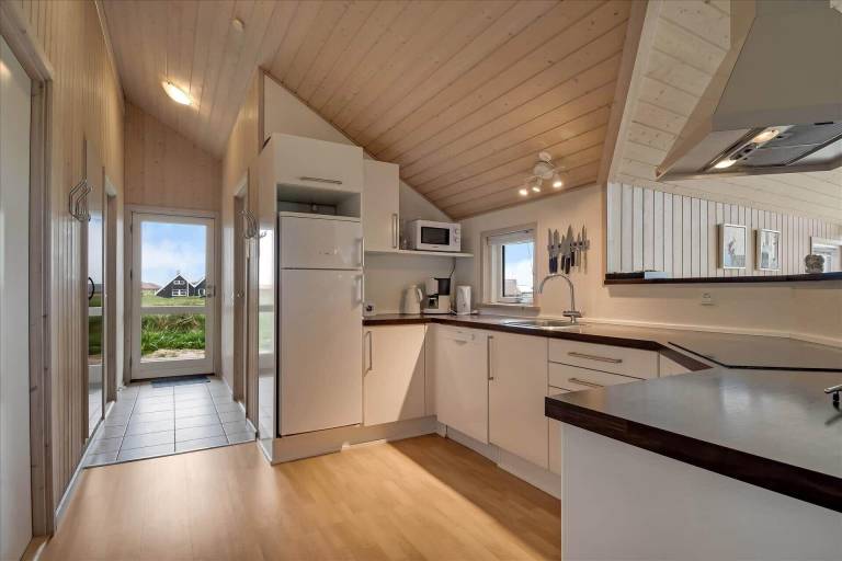 Fully equipped vacation home with hot tub, sauna & barbeque | Beach nearby | Pets allowed — photo 3