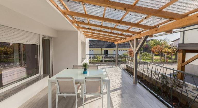 Rental apartment with terrace & yard — photo 3