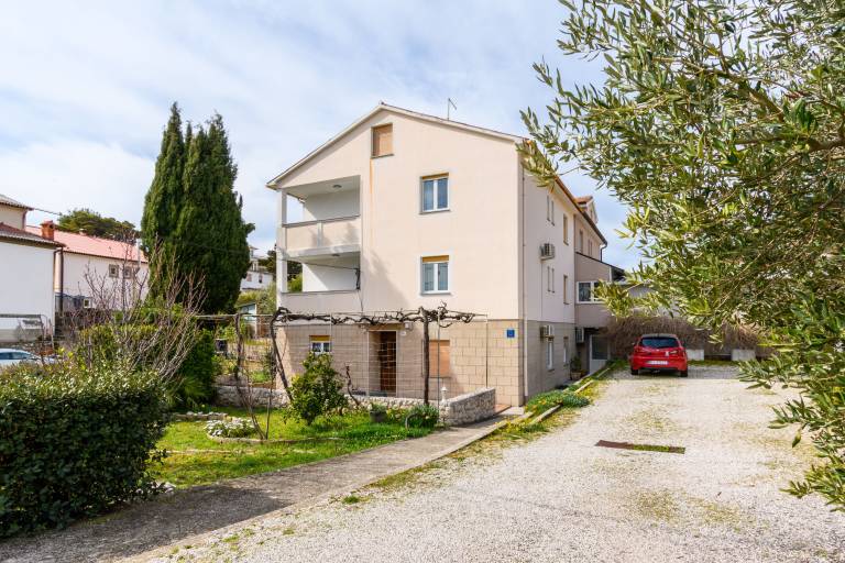 Rental apartment with terrace, garden & barbecue | Garden view in Rab