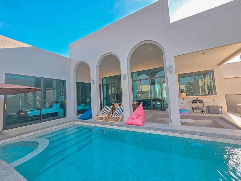 Villa with pool, yard & grill — photo 4
