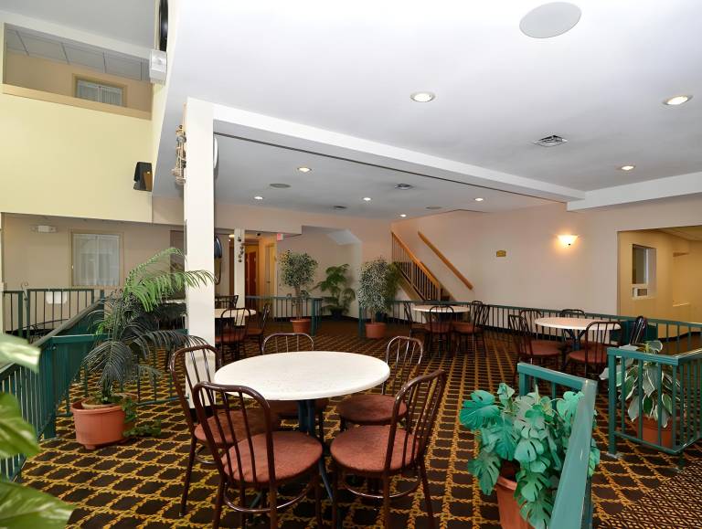 Days Inn by Wyndham Swift Current — photo 4
