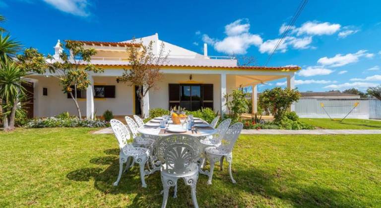 Fully equipped big villa with private pool, BBQ & yard | Pet-friendly in Loulé