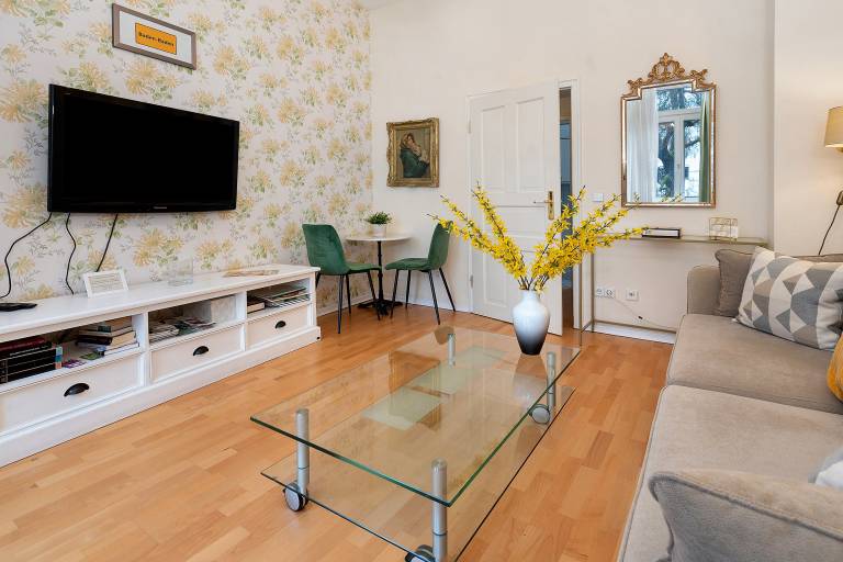 Charming Central Apartments – 1 / Balcony / Quiet Location / Beautiful Historic Apartment — photo 3