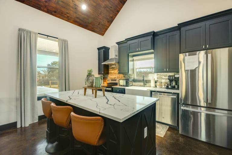 Modern 2BR Near Lake Somerville & Round Top — photo 3