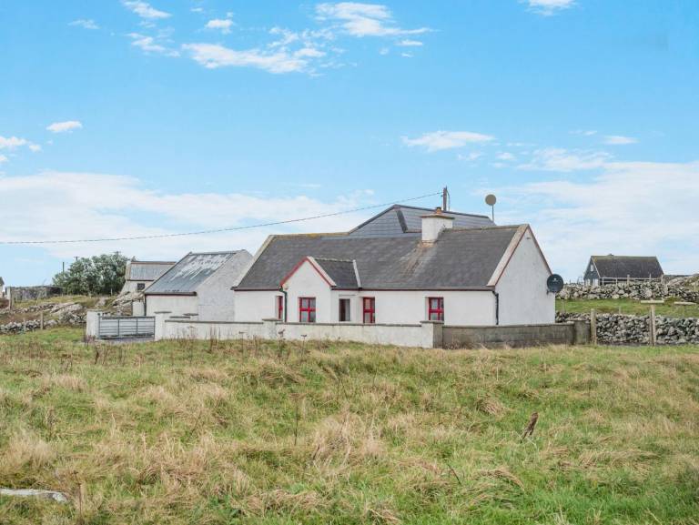 Cottage with yard | Water view in Galway