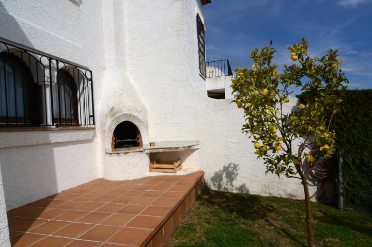 House with terrace, yard & pool | Pet-friendly — photo 4