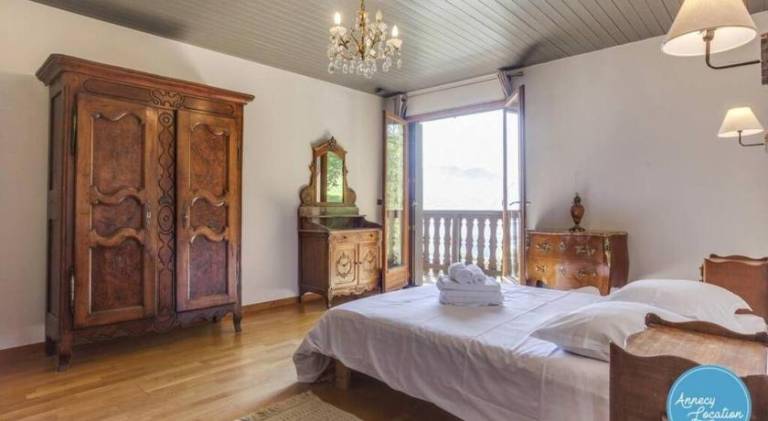 Bergerie Loft Apartment with Panoramic Lake — photo 2