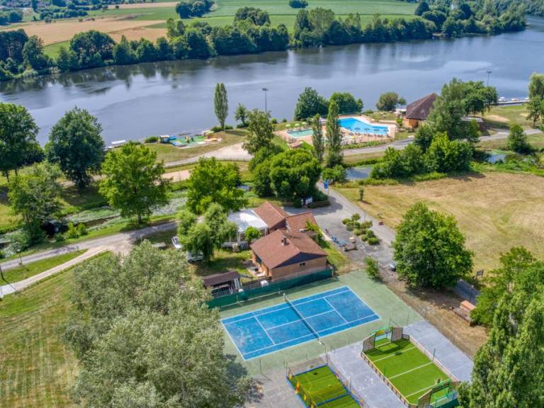 Mobile home with heated pool & patio in Bergerac