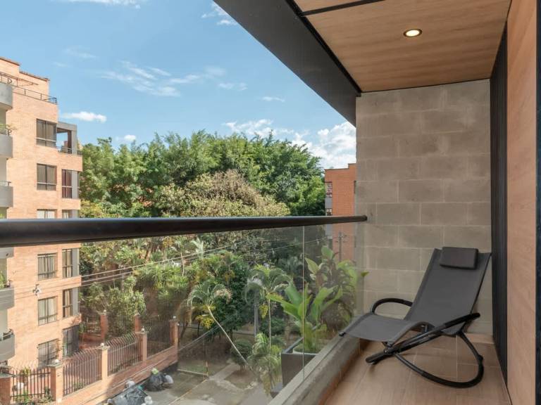 Spectacular 3 BR w Balcony in Laureles Medell n